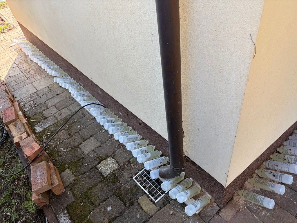 Druckloses Injektionsverfahren mit CavaStop 300: Vorratsflaschen entlang der Fassade beim Einbau der Horizontalsperre