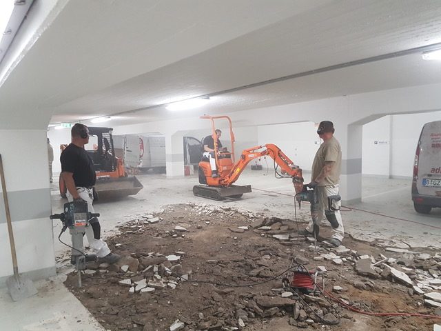 Bodenabtrag mit Minibagger in einer Tiefgarage