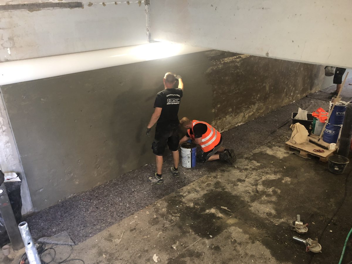Das Team von AdM-Bauwerk bei der Abdichtungsarbeit